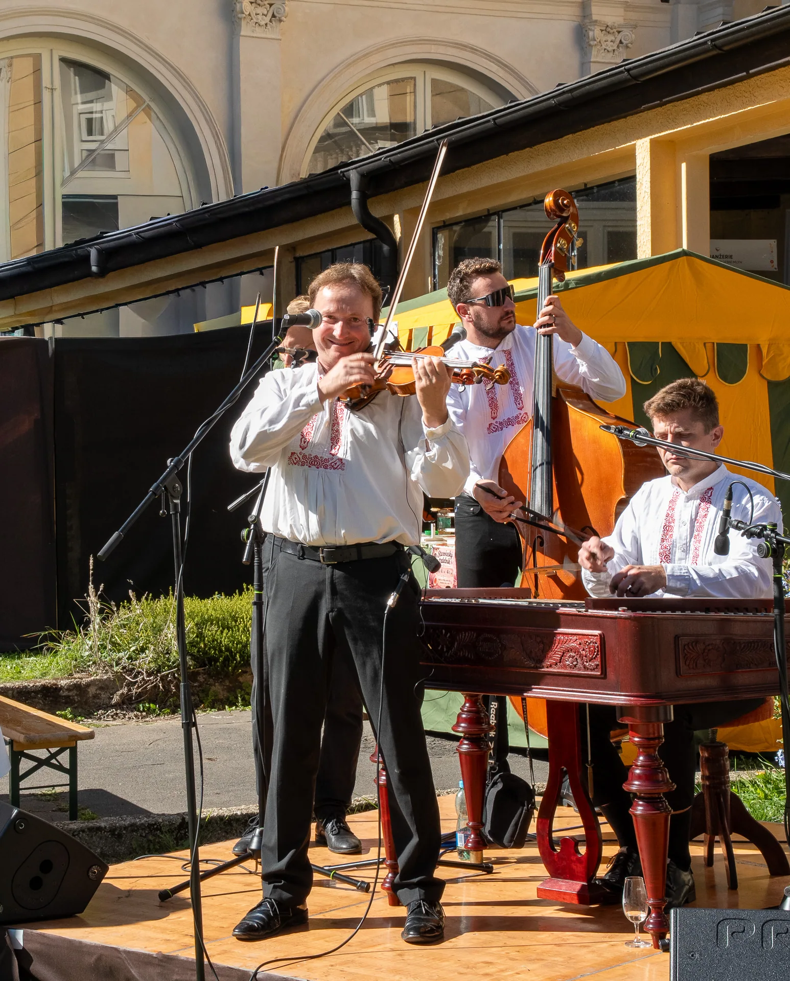 Vinaři a hosté u slavnostního zahájení vinobraní