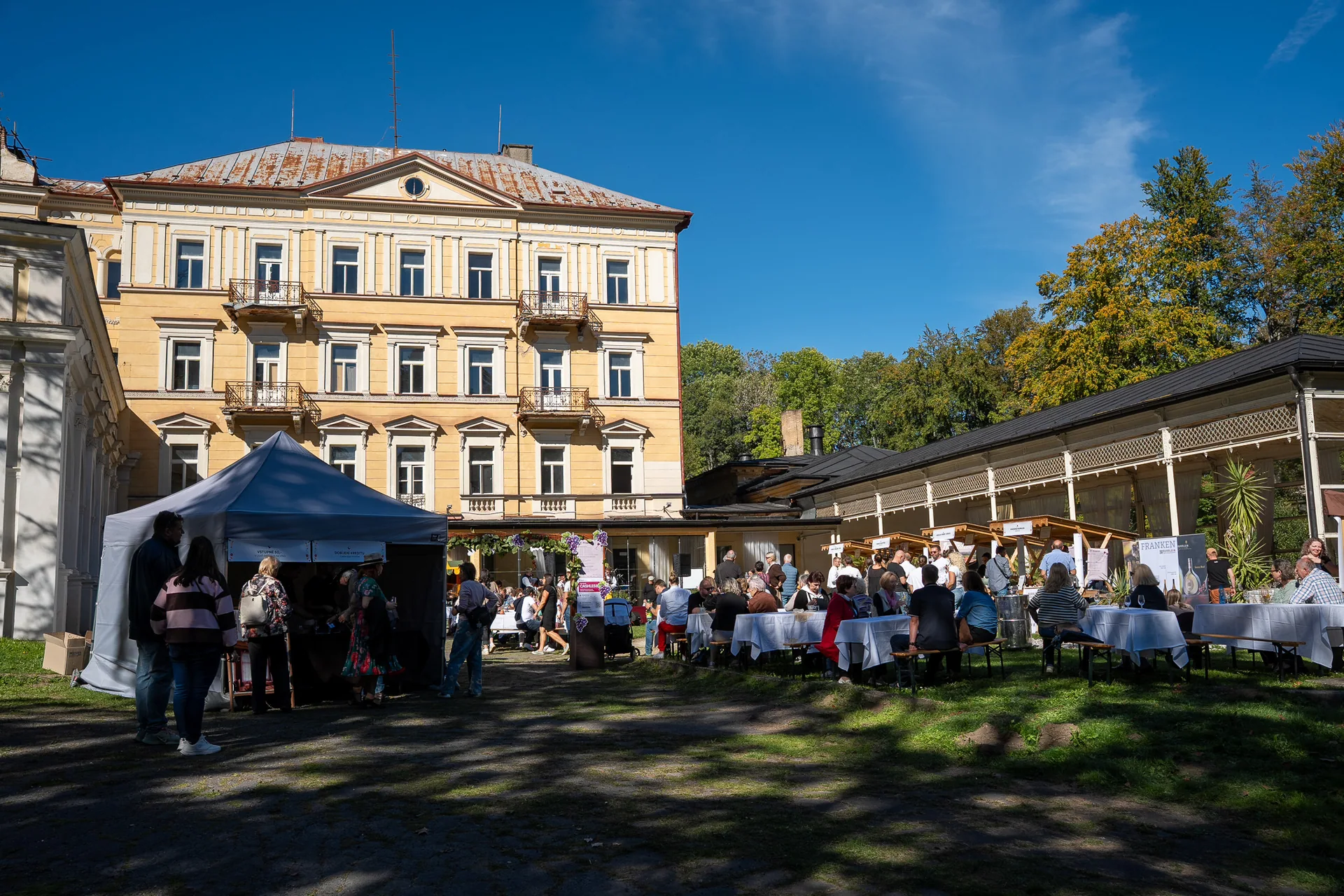 Návštěvníci Svatováclavského vína v areálu Lesní Mlýn